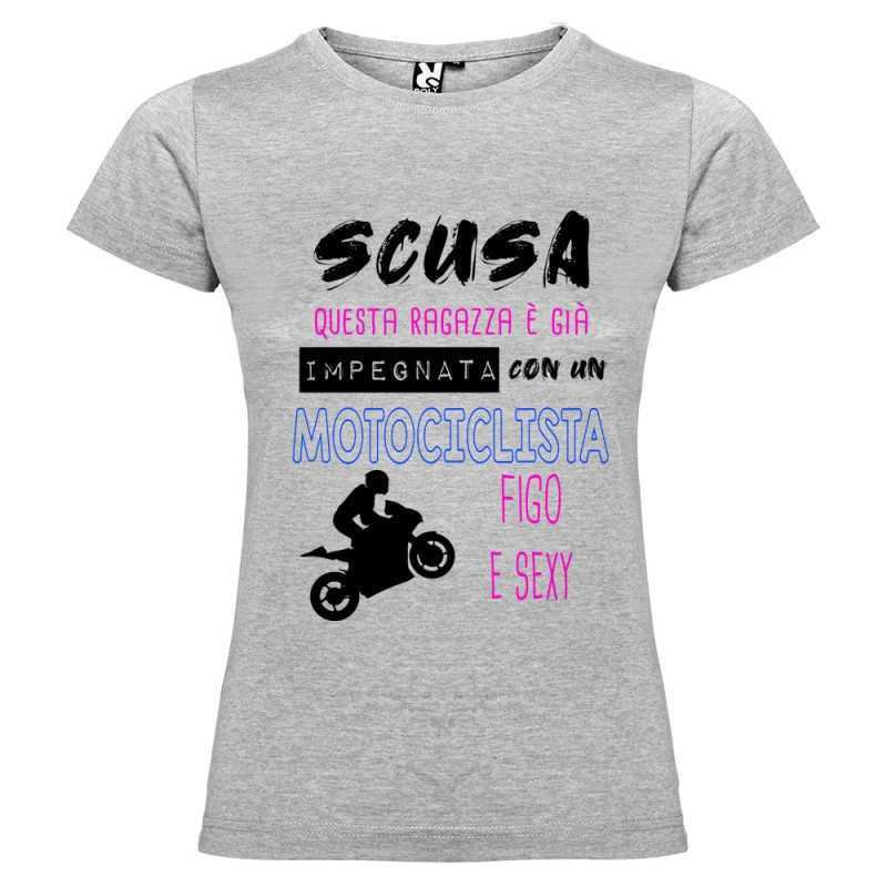 T-SHIRT PERSONALIZZATA QUESTA RAGAZZA È GIÀ IMPEGNATA CON UN MOTOCICLISTA FIGO E SEXY COLORE GRIGIO T-SHIRT PERSONALIZZATA QUESTA RAGAZZA È GIÀ IMPEGNATA CON UN MOTOCICLISTA FIGO E SEXY COLORE GRIGIO